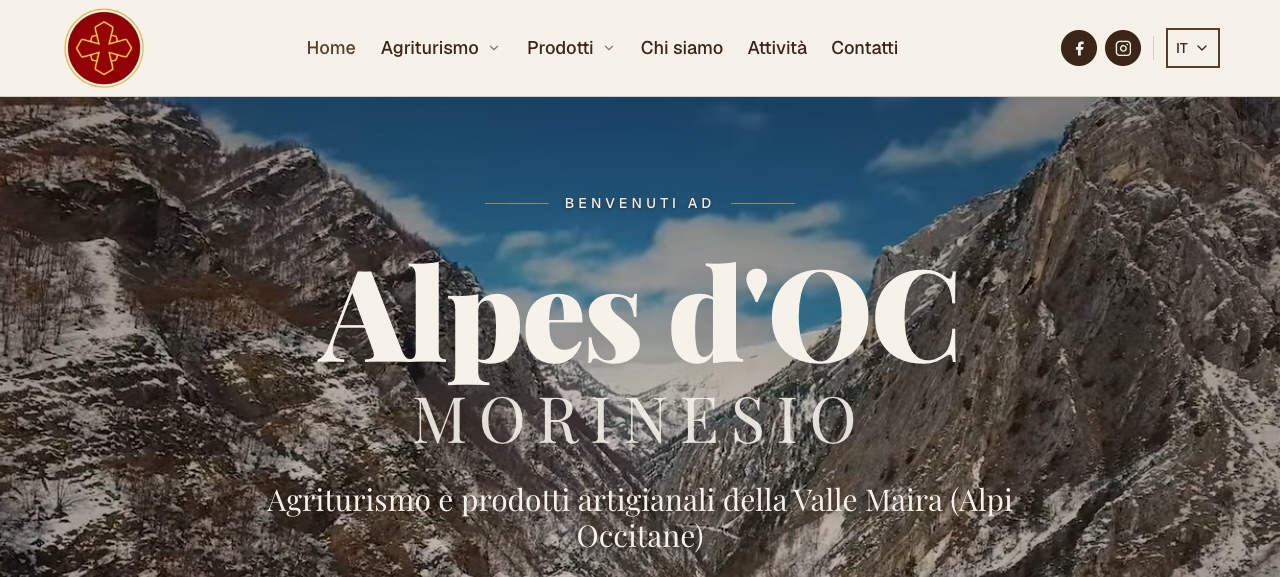 Homepage del sito Alpes d’OC con paesaggio alpino e presentazione dell’agriturismo
